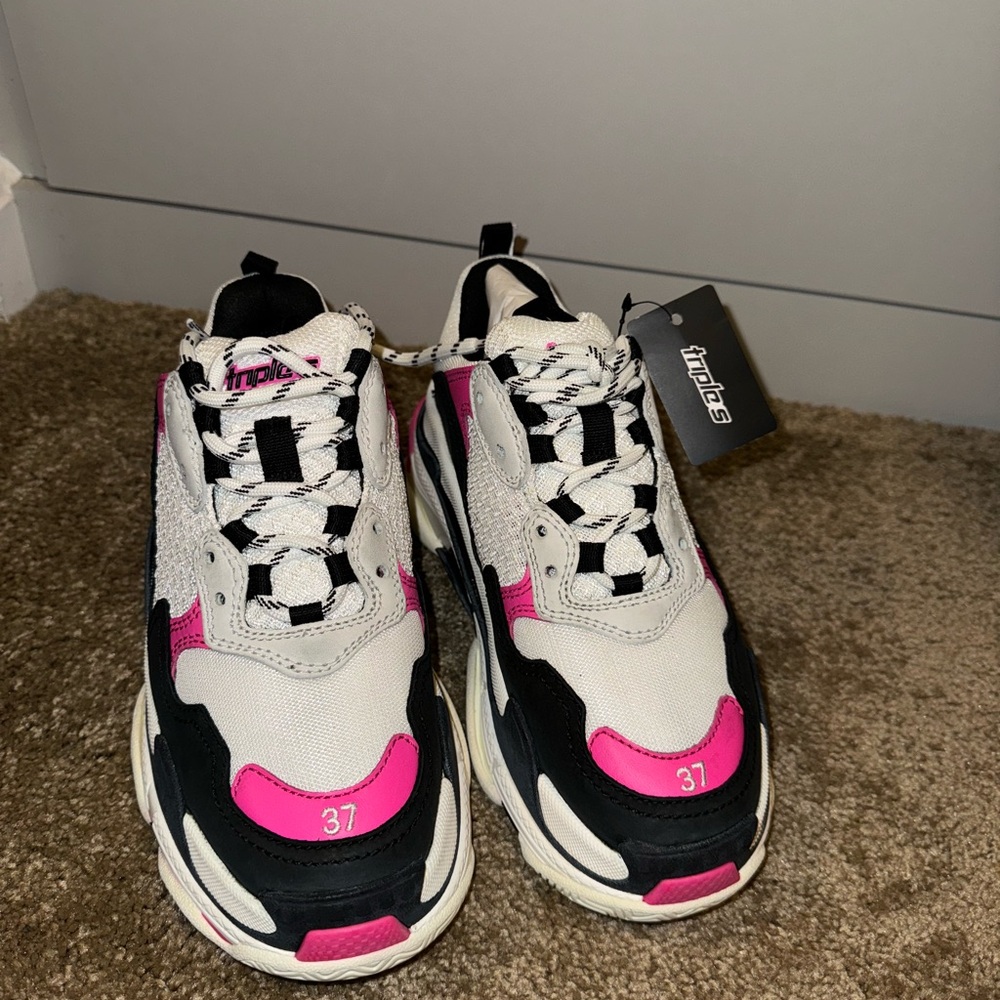 Authentic brand new (NEVER WORN) Balenciaga women’s triple S sneaker - Picture 3 of 4